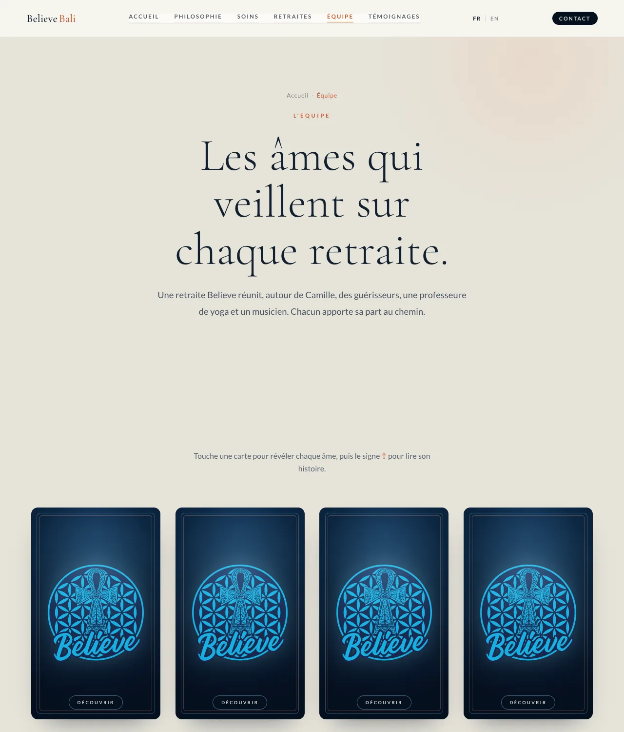 La page de l’équipe. Quatre cartes, quatre dos identiques, et rien avant le geste.