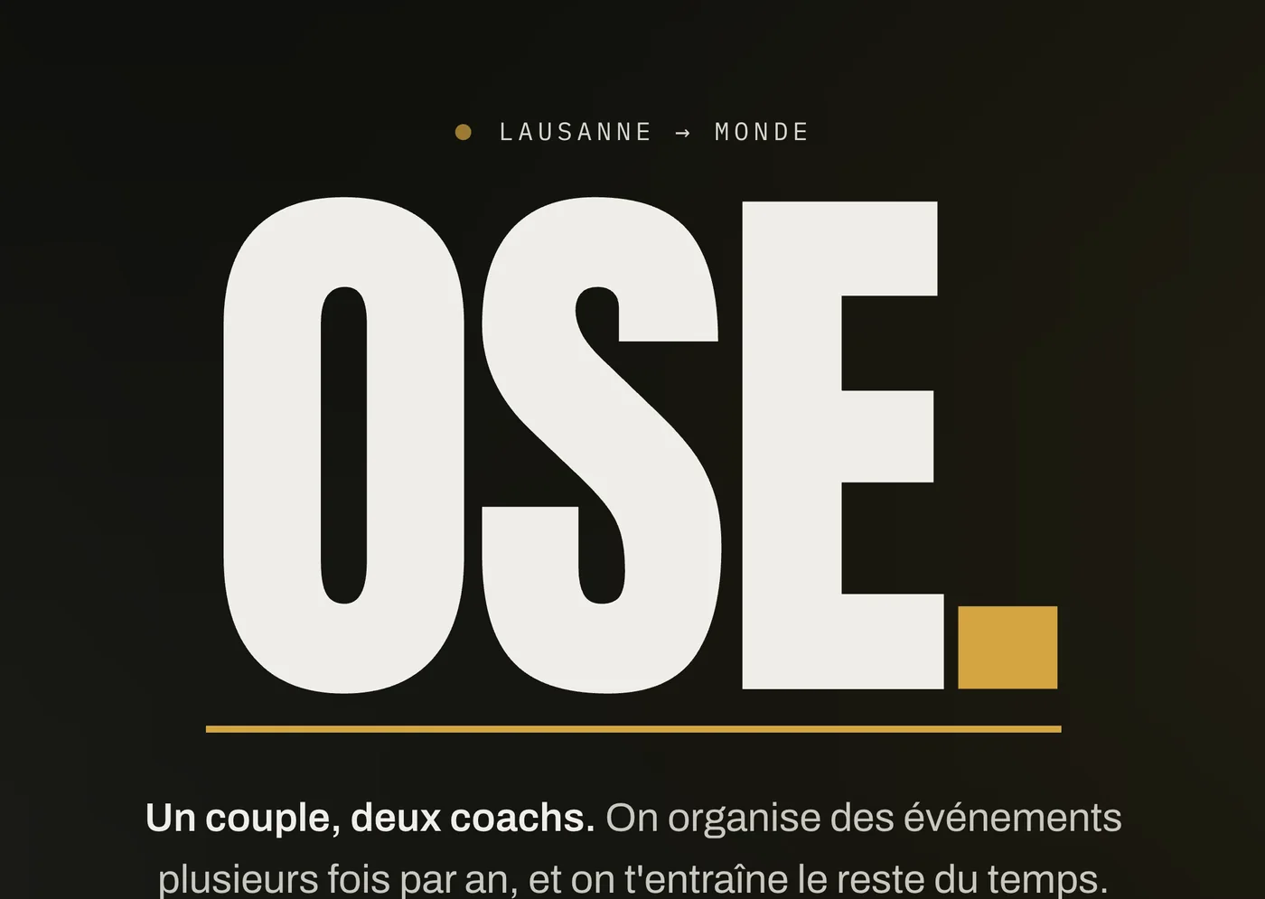 L’ouverture du site : le surtitre en Plex Mono, le mot-marque en Anton dont le point est un carré d’or, la phrase d’accroche en Archivo.